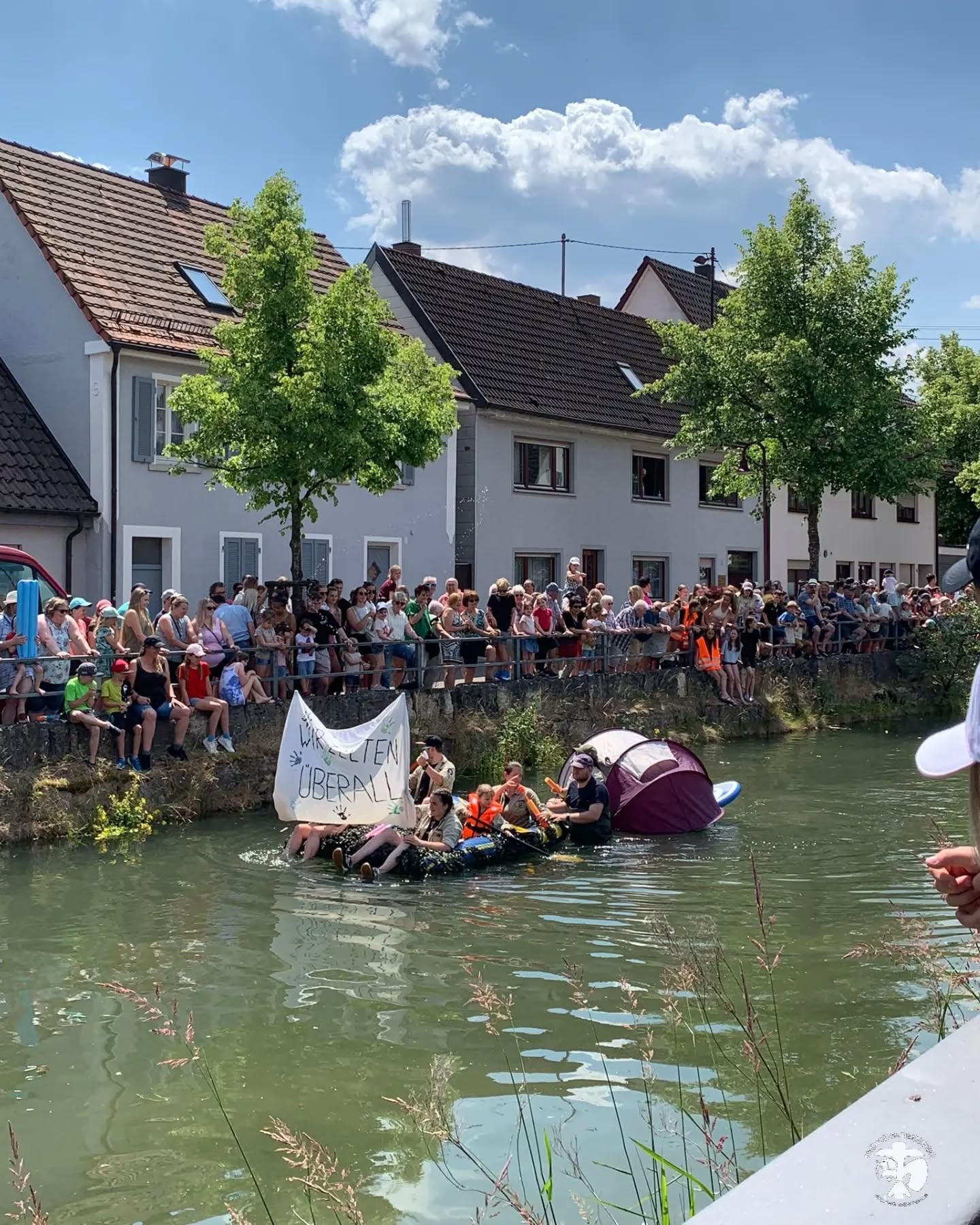 "WIR ZELTEN ÜBERALL!🏕️"So hi...